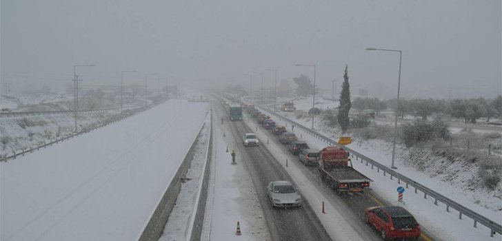 Kreikan lumikaaos | Kreikassa on satanut lunta useassa sijainnissa ja monille tutut lomakohteet ovat lumen peitossa ja saarille on julistettu hätätila