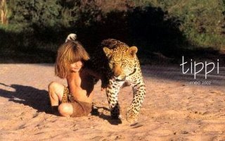 Pikkutyttä asuu villieläinten keskellä. | Ranskalainen tyttö, joka syntyi ja vietti lapsuutensa Afrikassa 90-luvulla villieläinten parissa, koska hänen vanhempansa kuvasivat eläimiä työkseen.