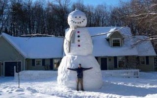 Weird Snowmen | Games in the snow can be fun. One of the coolest is making a snowmen, but these are not ordinary snowmen. 