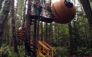 The most luxurious tree house | If you have similar interests like all other kids, you probably wanted to have one tree house which you can decorate like you always imagine. This guys just got their tree house from dreams. And they look very satisfied. It looks really luxurious, so I ca