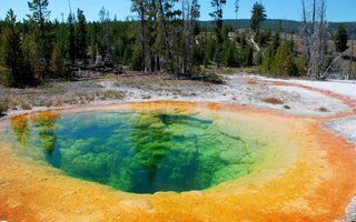 Morning Glory Pool | Lake the morning of delight – a source, located in Yellowstone National Park (Wyoming, USA)
Previously, the spring was almost completely blue with yellow trim.
But because of pollution (including due to oxidation of coins thrown tourists)
source color 