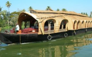 Amazing Houseboats - Kettuvalloms | These unique boats are called Kettuvalloms and they are one of the most important tourist attractions of India. Kettuvalloms have almost everything: bedrooms with terraces, balconies with comfortable seating, bathrooms and even kitchen with private chef. 