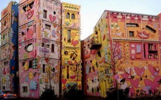 Happy Rizzi House - The Happiest House on Earth | James Rizzi (October, 1950) is an American pop artist who was born and raised in Brooklyn, New York. He currently resides and works in a studio/loft in the SoHo section of Manhattan.