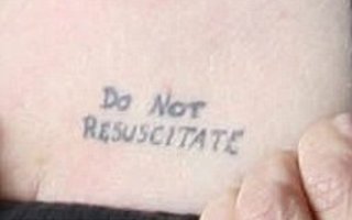 Mummeli hankki rajun tatuoinnin | tatuoi rintaansa tekstin: älkää elvyttäkö!
