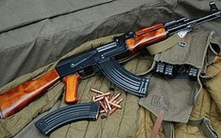 Lasten tietokilpailun palkinto Somaliassa: AK-47-rynnäkkökivääri  | ja kranaatteja.