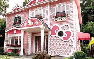 Hello Kitty House  | The house in Shanghai, every Hello Kitty fan should visit. You will love this pink house as well as your little girl. 