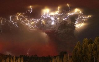Volcanic lightning | Volcanic lightning. This is yet another mystery to scientists who now have the task to investigate the phenomenon. Magnificent images of black smoke, ash, lava and lightning at the same time.