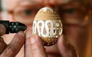 Eggshell Filigree | Patterns on eggshells, which are created by the artists Lew Jensen, Don Lisk, Gary LeMaster and Brian Bayti, are simply incredible! To create an openwork structure of such a brittle material requires great patience and skill.