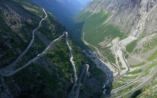 Unpredictable road in Norway | Trollstigen Road – this is one of the most beautiful and dangerous roads in Norway. It connects the two cities and is at an altitude of 858 meters above sea level.