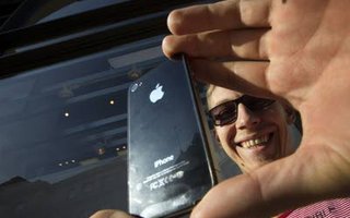 Applen uusin iPhone nostatti mellakan Kiinassa | Ei saisi nauraa, mutta Apple-fanien fanaattisuus on uskomatonta :D
