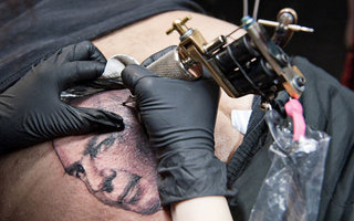 Mies tatuoi Haaviston kuvan takapuoleensa | Eikä ole mikään vesitatuointi. 