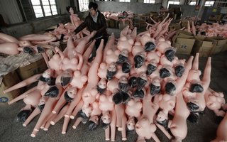 Valokuvia Kiinalaisesta seksilelutehtaasta