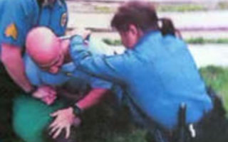 Poliisit hakkasivat viatonta päähän - Keskeyttänyttä kollegaa uhkaa potkut