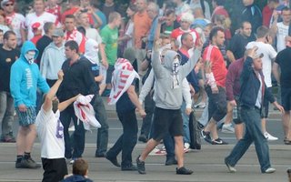 Täysi sota ja kaaos EM-kisoissa | Jalkapallon EM-kisat saivat ikävän käänteen, kun puolalaisten ja venäläisten jalkapallofanien välit kiristyivät avoimeksi tappeluksi.