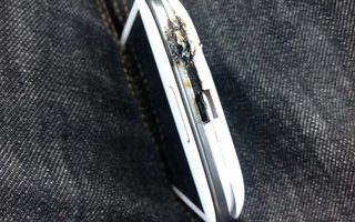 Samsung Galaxy S III goes up in flames | http://www.tietoviikko.fi/kaikki_uutiset/kayttajan+nolo+virheliike+sai+samsung+galaxy+iiin+roihuamaan/a821398?s=il&wtm=tietoviikko/-09072012&