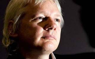 Ecuador myönsi turvapaikan Assangelle | &quot;Britannia sanoo luovuttavansa Assangen Ruotsiin Ecuadorin päätöksestä huolimatta.&quot;