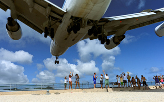 Makoillessasi rannalla lentokoneet lentävät ylitsesi muutaman metrin korkeudella | Hieno turistikohde