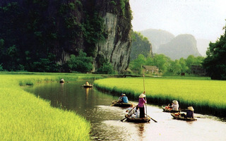 Karst Mountains And Paddy Fields of Tam Coc, Vietnam | Vuoristoa sekä riisipeltoja Vietnamissa.