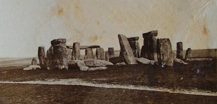 Stonehenge rakennettiin uudelleen 1900-luvulla | Stonehenge näytti erilaiselta alkuperäisssä kuosissaan. Restaurointi kohtasi paljon vastustusta eri tahoilta.