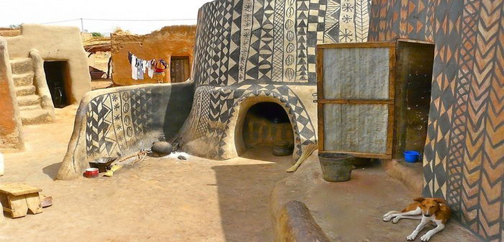 Royal village in Africa with painted houses | The village Tebel with an area of ​​1.2 hectares, is located in Burkina Faso. It is not so simple for tourists to get here – will have to negotiate with the elders.