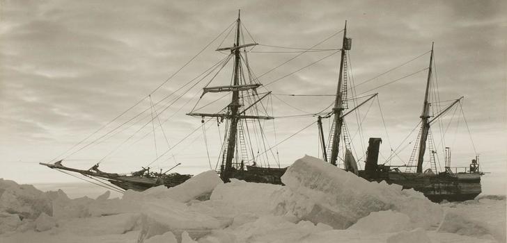 Uskomaton naparetki Etelämantereelle | Shackleton lähti Antarktiksen ylitysretkelle Endurance-laivalla 8. elokuuta 1914. Etelä-Georgian saarelta retkikunta lähti eteenpäin 5. joulukuuta. Laiva juuttui jäähän 18. tammikuuta 1915 ja haaksirikkoutui 27. lokakuuta, jolloin retkikunta siirtyi jään päälle. Jäiden rikkoontuessa 9. huhtikuuta 1916 retkikunta siirtyi pelastusveneisiin ja onnistui pääsemään pienelle Elefanttisaarelle Etelämantereen pohjoisosaan 15. huhtikuuta. Kuusi miestä mukaan lukien Shackleton lähti 24. huhtikuuta 1287 kilometrin mittaiselle avunhakumatkalle Etelä-Georgian saarelle pienellä James Caird -nimisellä pelastusveneellä.